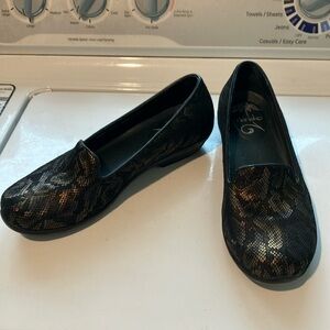 Dansko Olivia loafers in black and bronze snakeskin print leather size 39 us 8.5